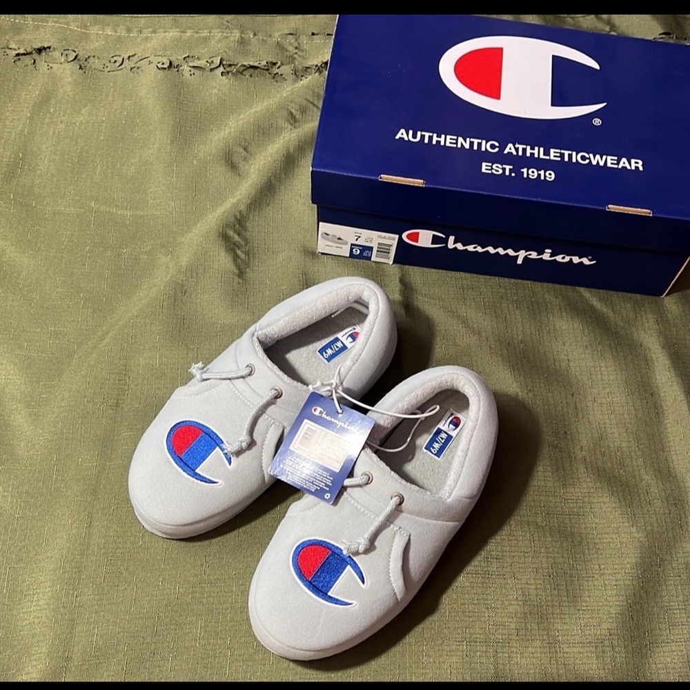 Champion Slippers Gray Women’s 9 / Men’s 7 NWT & comes with box